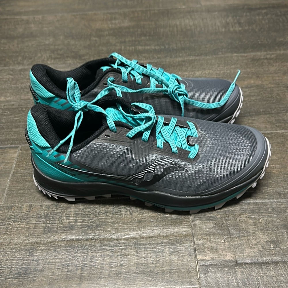 Women’s Running Shoes /  Saucony peregrine 11 / size 9.5